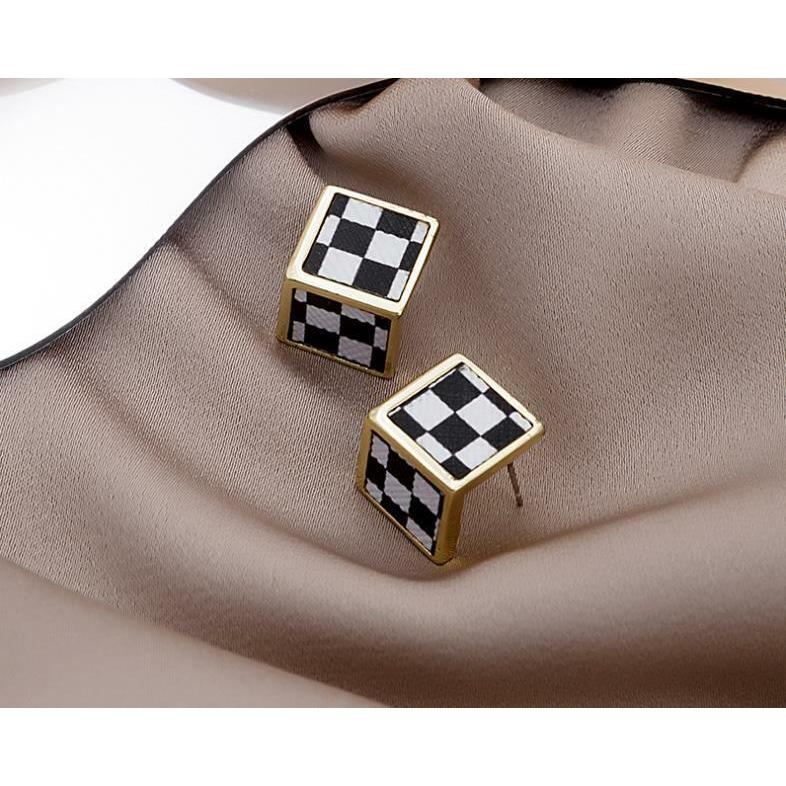 ピアス ダイスデザインメタルピアス おとな スタイリッシュ かわいい 
