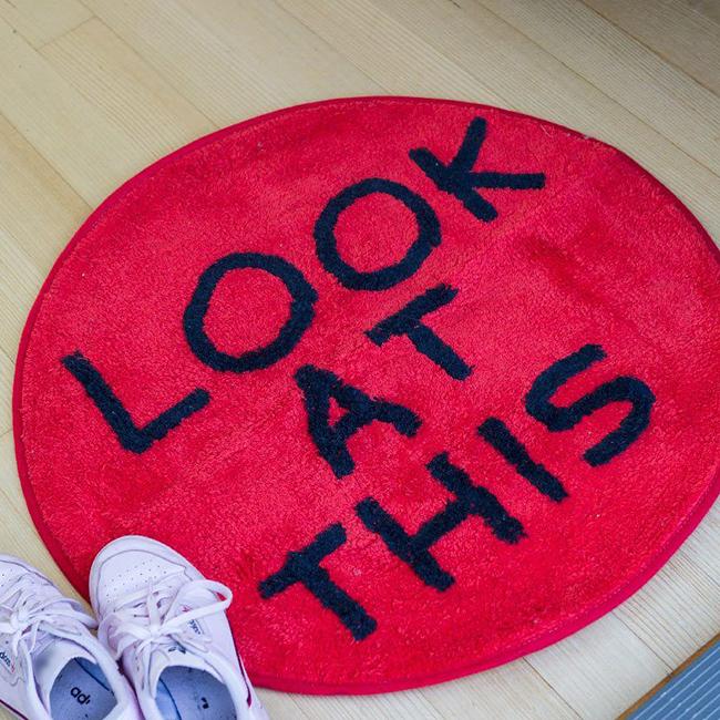 THIRD DRAWER DOWN サードドロアダウン Look at This Shaggy Floor Mat × David Shrigley シャギーフロアマット TDDS-LOOKATTHIS 【コラボ/インテリア/ラグ】 | ブランド登録なし | 01