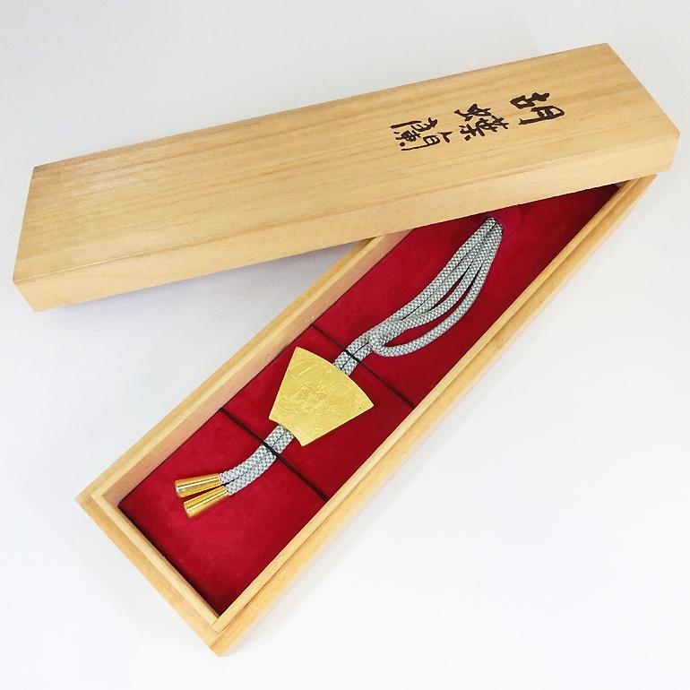 銀900刻印　帖佐美行作　彫金　ループタイ　双葉　約29g　共箱　C　R8198 胡蝶蘭 純金製ループタイ｜帖佐美行：原型制作 : HIKARI GALLERY