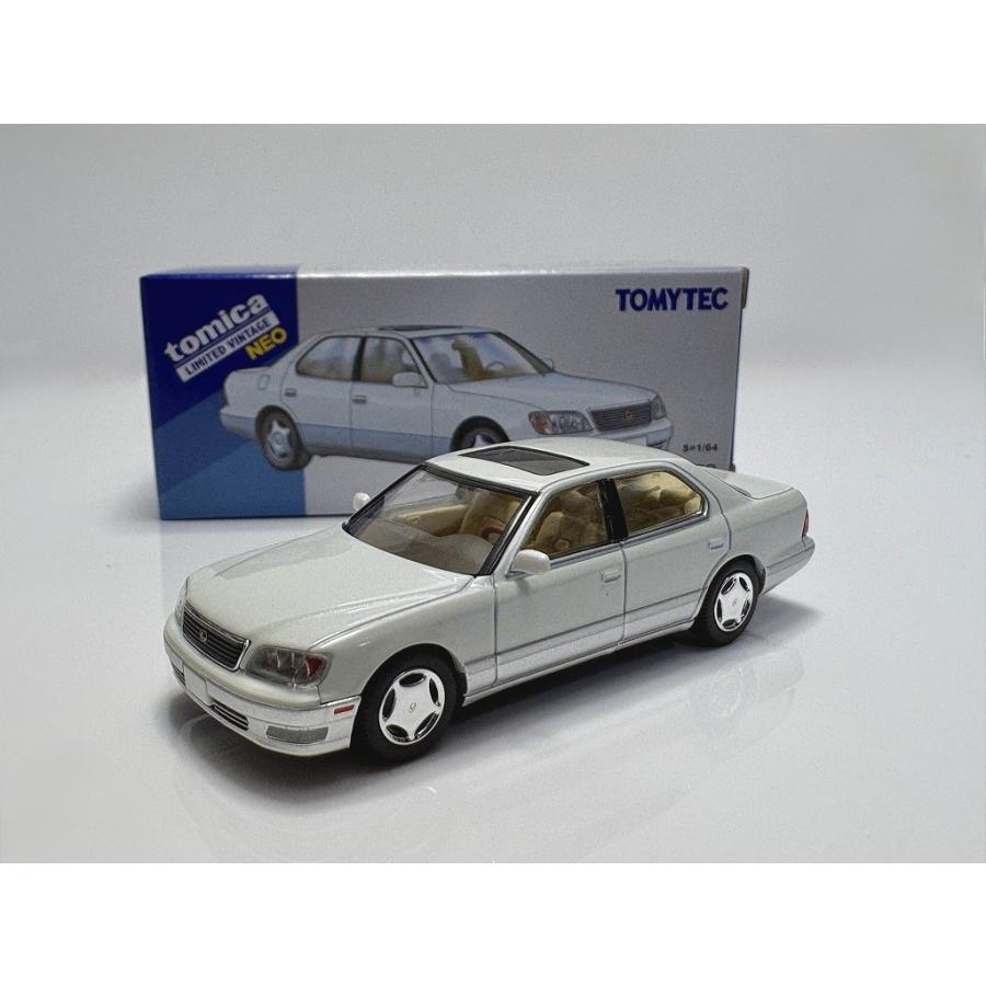 TOMICA LIMITED VINTAGE NEO 1/64 LEXUS LS400 1998 (WHITE/ SILVER