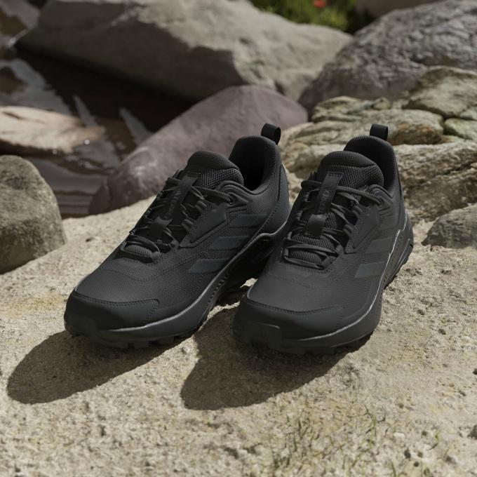 あにゃ　ブラック38 adidas（アディダス） トレッキングシューズ ローカット メンズ