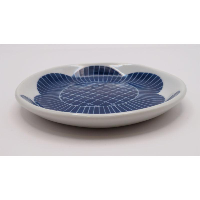 愛媛県指定無形文化財　伝統工芸品　砥部焼 元晴窯 掻落とし 花の豆皿 大 (青） |  | 03