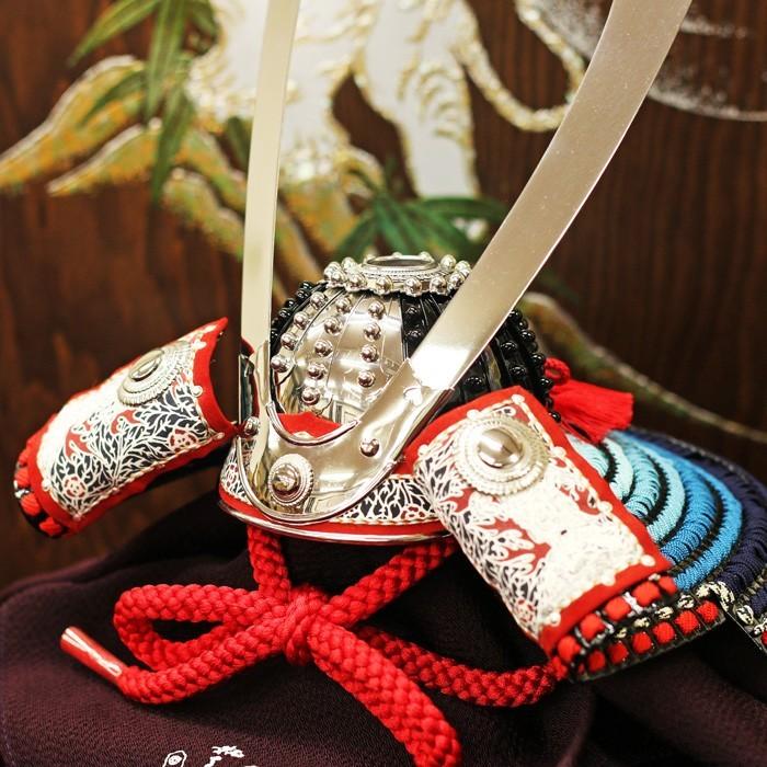 五月人形 おしゃれ コンパクト飾り / 1/3 源義家 シルバー 加藤鞆美 兜飾り