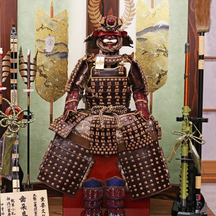 ❮秀月❯徳川家康公五月人形 鎧兜飾りセット(分割2/2)屏風太刀弓矢 徳川家康公歯朶具足家紋屏風槍太刀飾りが安い 雄山作 五月人形～広島市
