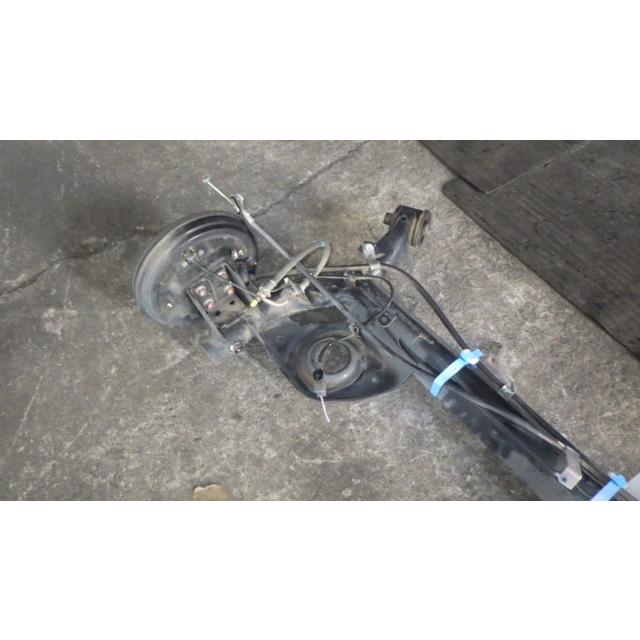 ラティオ DBA-N17 リアアクスルホーシングASSY    中古の画像
