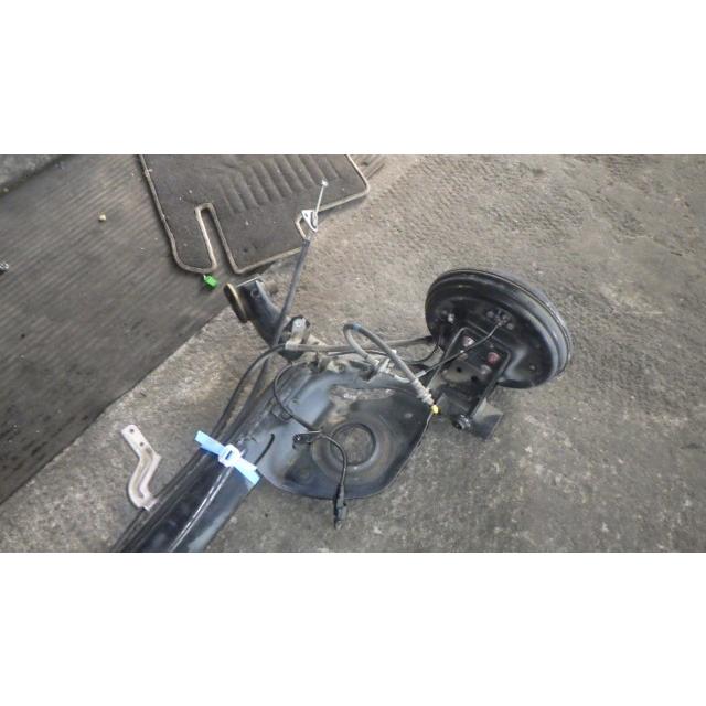 ラティオ DBA-N17 リアアクスルホーシングASSY    中古の画像