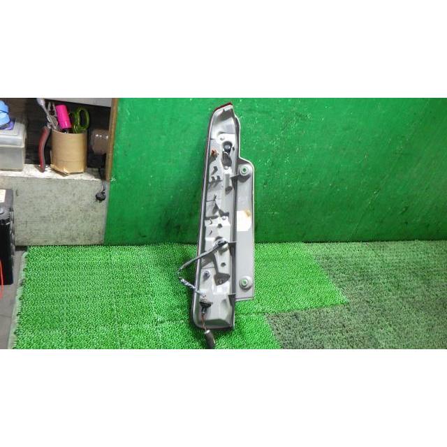 アイシス CBA-ZNM10G 右テールランプ KOITO 44-70 81580-44230