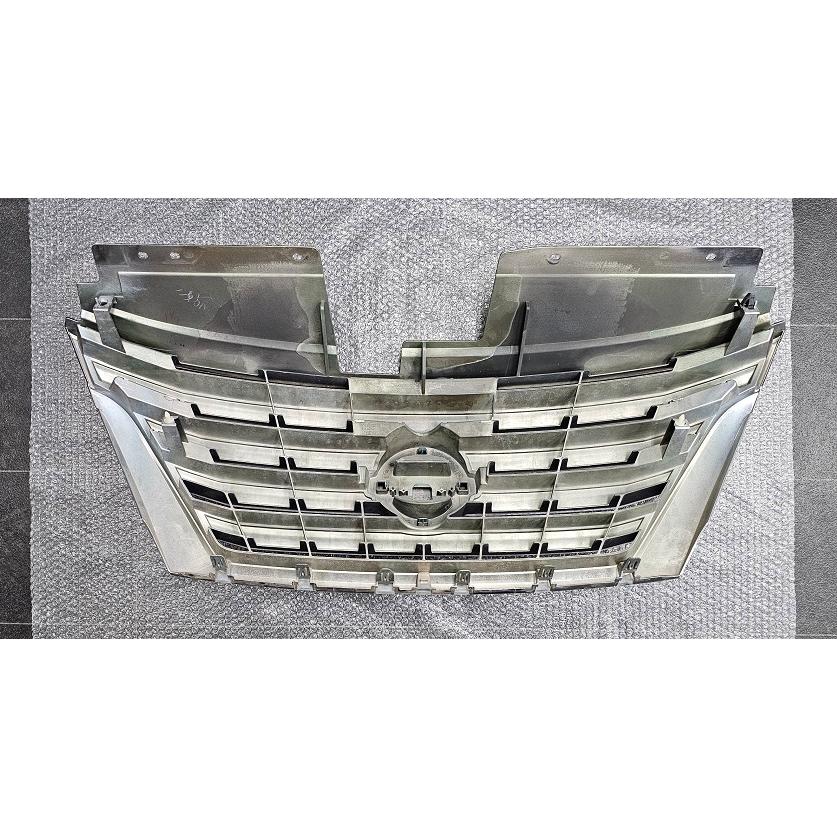 セレナ 【中古品】日産純正 26系 フロントグリル 品番： 62312-3GS1B