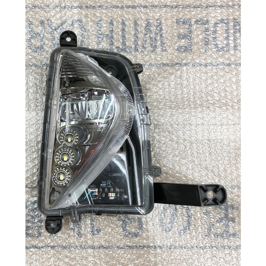 プリウス 【中古品】トヨタ純正 プリウス 50系 フォグランプ右 （運転