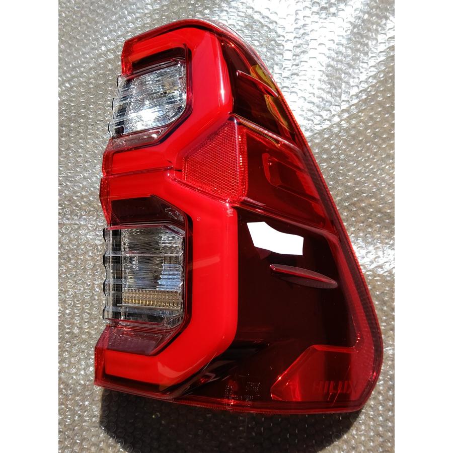 ハイラックス 【中古品】トヨタ純正 ハイラックス GUN125 テールランプ
