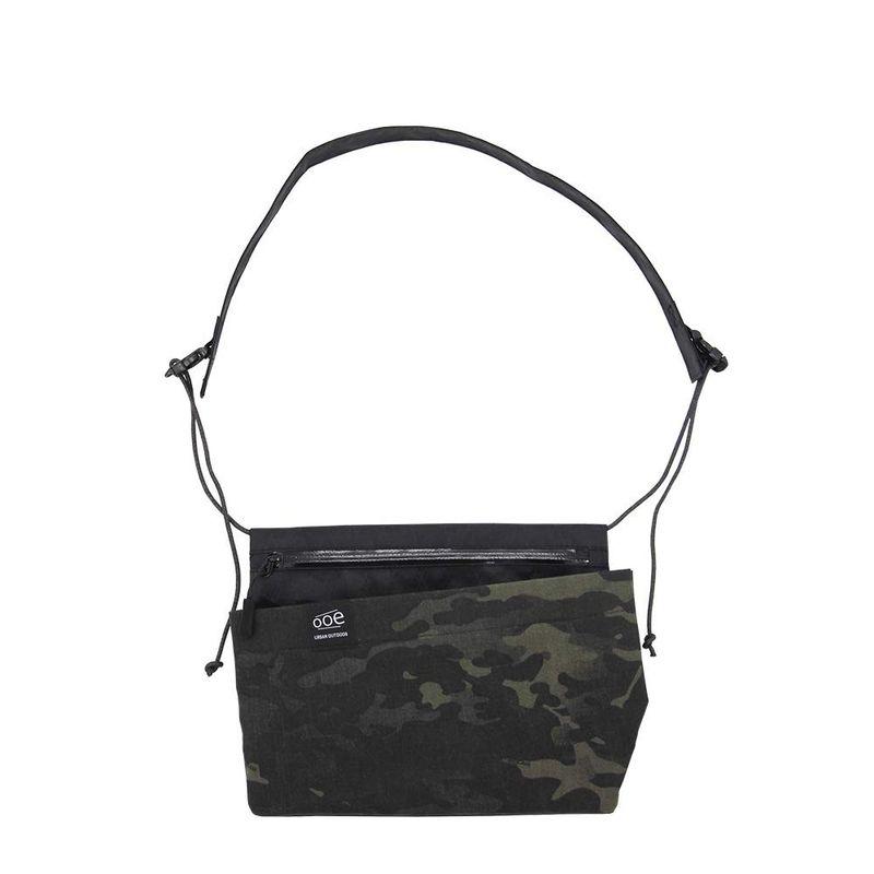 MONS Ooe Slash Bag X-PAC? SACOCHE サコッシュ (ブラックカモフラージュ) MONS Ooe Slash Bag X-PAC? SACOCHE サコッシュ (ブラック