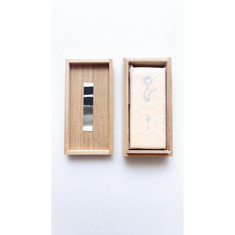 【在庫限り】金巻干支墨　『蛇』　三丁型　油煙墨　桐箱入り　固形墨　二丁セット　定価3,300円　西暦2001年製　プレゼント　ギフト　 |  | 01