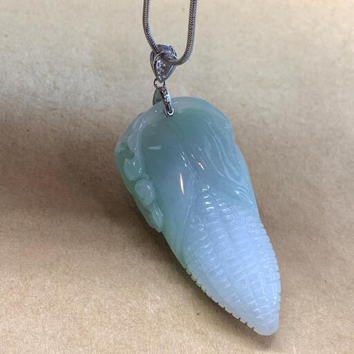 本翡翠　ペンダント ネックレス とうもろこし ミャンマー産　ヒスイ A貨 グリーン 金運　誕生日プレゼント　男女兼用　鑑別書有