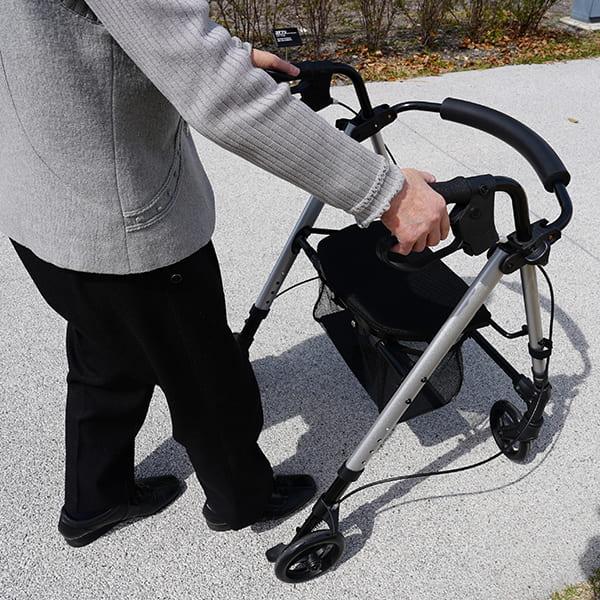 座って休憩できる歩行車 シルバーカー 介護用品 折りたたみ式シルバー