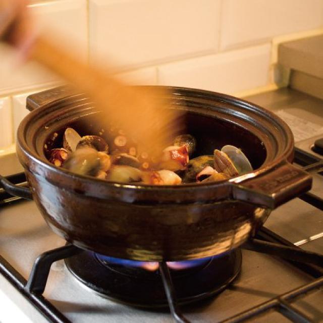 長谷園 ヘルシー蒸し鍋（黒） 大 （陶製すのこ付）(大): 三重｜いい