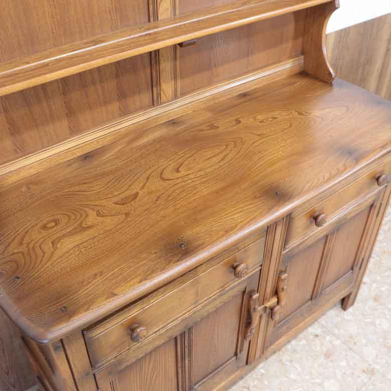 英国 Ercol(アーコール)社のエルム材を使用したオールドコロニアル キャビネットです。クラシックで上品なデザインのカップボード。お部屋を優しい雰囲気にしてくれる英国アンティーク家具です♪CE415 アーコール オールド コロニアル カップボード / ercol old colonial