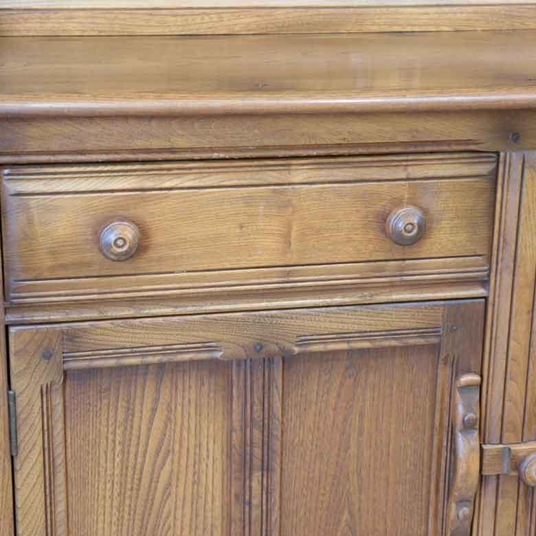 英国 Ercol(アーコール)社のエルム材を使用したオールドコロニアル キャビネットです。クラシックで上品なデザインのカップボード。お部屋を優しい雰囲気にしてくれる英国アンティーク家具です♪CE415 英国 Ercol(アーコール)社のエルム材を使用したオールドコロニアル