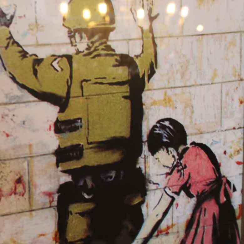 アートパネル おしゃれ バンクシー Girl Searching Soldier