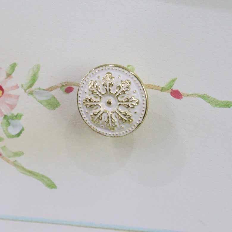 【美品】ホワイト　クラシック　木製　チェスト 3段 猫脚　猫脚　白家具　ロココ調 ロココ 3段チェスト タンス 収納家具 チェスト 衣類収納 3引き出し 猫