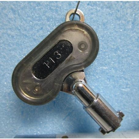 ▲▲ 鍵番号：純正/113　(カム無し)【シリンダーとドアキー】4_8　レトロパチスロ実機 かぎ カギ 機種名は不明 |  | 01