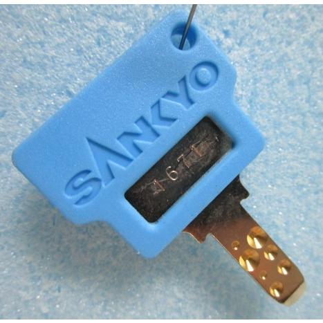 ※※ 水色ドアキー：1671 (純正)　三共/ビスティー　パチスロ実機用【鍵,かぎ,カギ】2(現物画像)　家スロット用　モーニング娘 | 