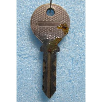 ※※ 95229(スペア)　ドアキー　アルゼ系/ユニバーサル　パチスロ実機用【鍵,かぎ,カギ】現物画像 |  | 01