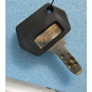 ▲▲ 純正/1733　タイヨー　(Yカム付き)1_1【シリンダーとドアキー】　レトロパチスロ実機 かぎ カギ　花浪漫30・ハローサンタマシンガン |  | 01