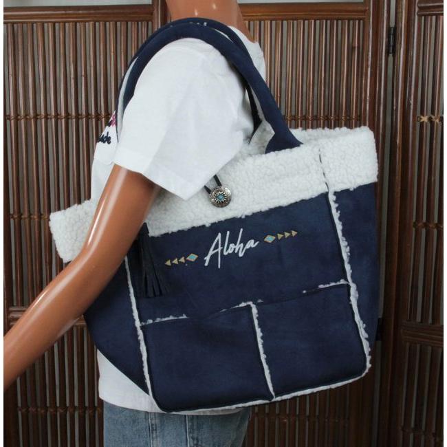 ハワイアン 雑貨 トートバッグ ハワイアン雑貨 Kahiko アロハボアムートントートバッグ ネイビー 45hp0305 ムートンバッグ 45hp0305navy ハワイアン雑貨 Holoholo 通販 Yahoo ショッピング