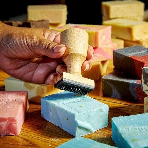 ハワイ お土産 Wehiwa ヴェヒヴァ バーソープ 石鹸 ハワイアン雑貨 プルメリア ココナッツ ピカケ レモングラス イランイラン ハンドメイド ナチュラルソープ Whw Nts ハワイアン雑貨 Holoholo 通販 Yahoo ショッピング