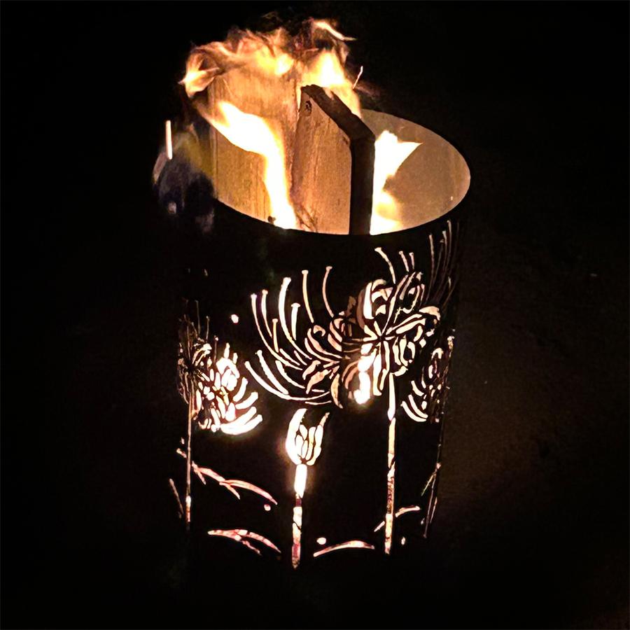 縦型焚き火台　曼珠沙華/まんじゅしゃげ　和柄の焚き火台　おしゃれ　収納バッグ付き　φ220　板厚2.3mm　高さ320mm（脚100mm）　黒皮鉄板　レーザー加工 |  | 02