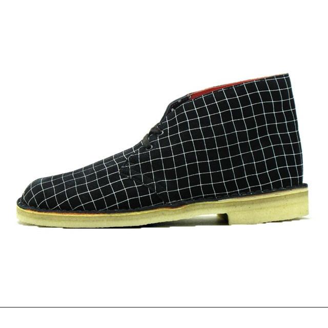 CLARKS (クラークス) ORIGINALS DESERT BOOT オリジナルス デザートブーツ 26110027 (BLACK/WHITE/GRID) メンズ チャッカ ブーツ｜home