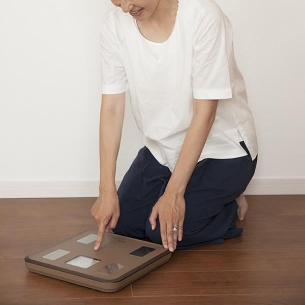 モニター電池だけではという声にお応えして タニタ Tanita 体組成計 810br 茶 安心の定価販売 ブラウン 顔イラストや応援コメントを表示するマイサポ機能搭載 810br