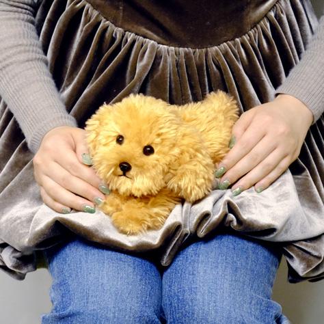 ベージュの犬のぬいぐるみ ひざわんこ SSサイズ トイプードル ベージュ 小さいサイズ ぬいぐるみ