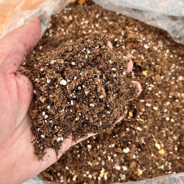 バラの土15Ｌ~水やりが楽になる土~ 当店農場生産】バラの土 15リットル 1袋☆ふかふかで柔らかい！苗が