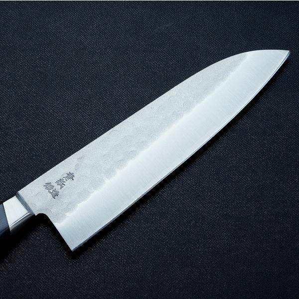 名入れ無料 風呂敷付 三徳包丁 両刃 180mm 青紙鋼 割込み ステンレス 梨地 槌目仕上げ 斜め口金付 黒合板 プレゼント 退職祝い 誕生日の画像