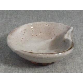 A-6 志野 平ぐいのみ おちょこ 文部大臣奨励賞受賞作家 荒川明作 木箱付きの画像