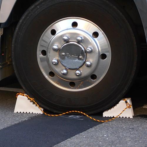 タイヤストッパー タイヤ止め 車止め トラック 駐車場 車歯止め ホワイト ダブル 2個組 1 2m ロープ付 白色 5セット Yh1064 Yh1064 カーブミラー 防犯のホップストア 通販 Yahoo ショッピング