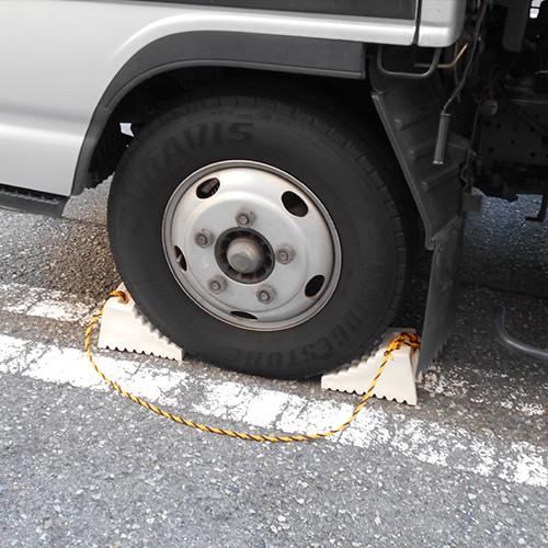 タイヤストッパー タイヤ止め 車止め トラック 駐車場 車歯止め ホワイト ダブル 2個組 1 2m ロープ付 白色 5セット Yh1064 Yh1064 カーブミラー 防犯のホップストア 通販 Yahoo ショッピング