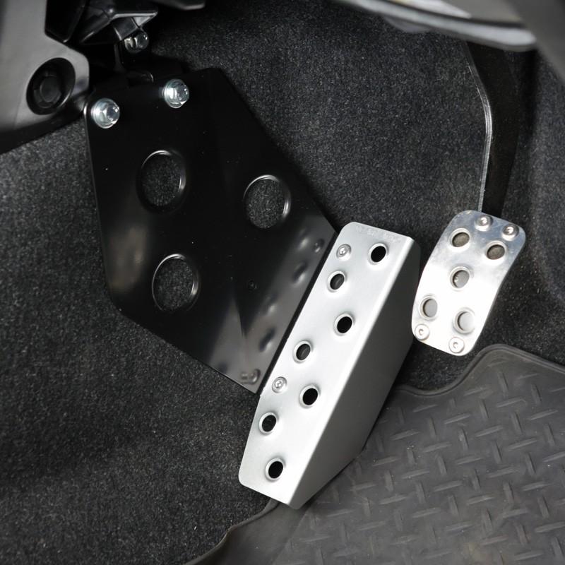MTドライバーズフットレスト・ジムニーJB64,JB74 マニュアル車用 黒 APIO（アピオ） ジムニー JB64 JB74 MTドライバーズフットレスト