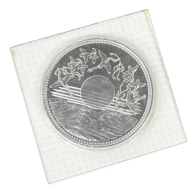 天皇陛下御在位60年記念1万円銀貨2枚綴りと宮崎県地方自治法六十周年記念五百円バイカラークラッド貨幣 昭和天皇御在位60年記念貨セット』造幣局発行 | 東京書芸館公式通販