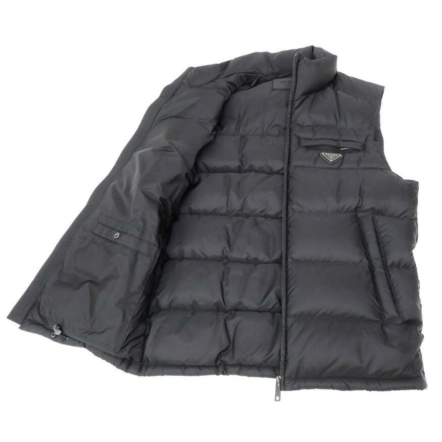美品 プラダ ダウンベスト 三角ロゴ サフィアーノ トライアングル 40 L 黒 PRADA（プラダ） ダウンベスト トライアングルロゴ SGJ191R132Q04 黒