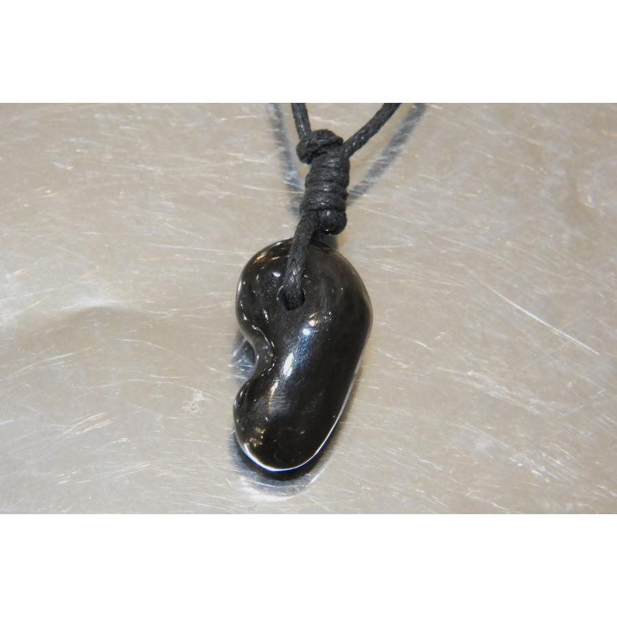 長野県下諏訪町産 黒曜石を使った手作り勾玉ペンダント sa1971 : 地球