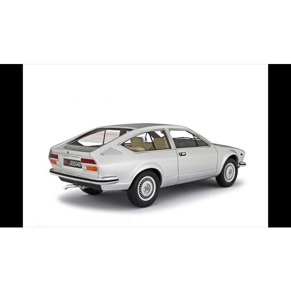 ミニカー アルファロメオ・アルフェッタ GTV 1600 銀色 1/18 LRM ALFA