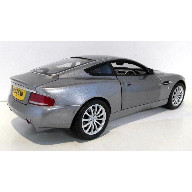 ［即日発送］ ミニカー　1/12　巨大　精密　007　アストンマーチン・V12・ヴァンキッシュ　007ジェームス・ボンド　ボンドカー　　　絶版超希少品 【1642720073】(58110円)