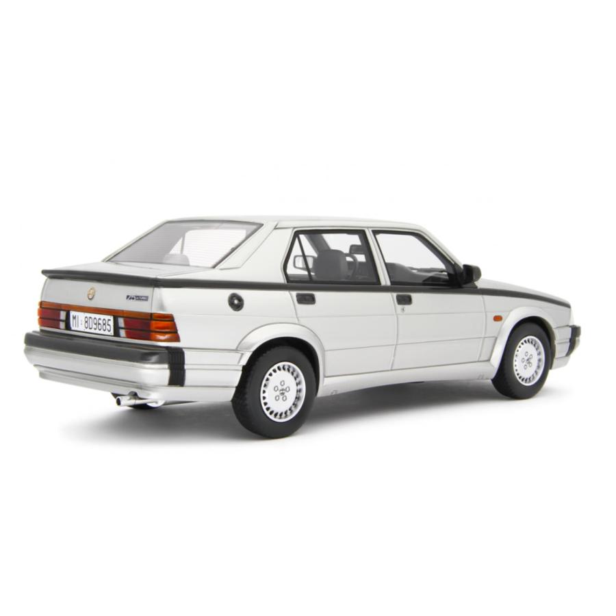 ミニカー 1/18 1986 アルファロメオ アルファ75 銀色 ALFA 75 1.8I