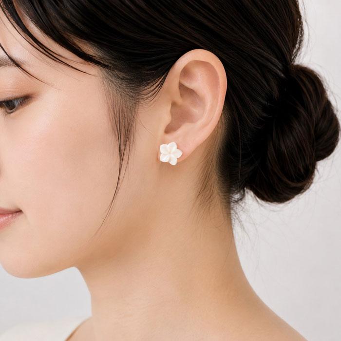 宝石珊瑚のSANSUI 白珊瑚 ピアス プルメリア 花 K18 18金 イエロー