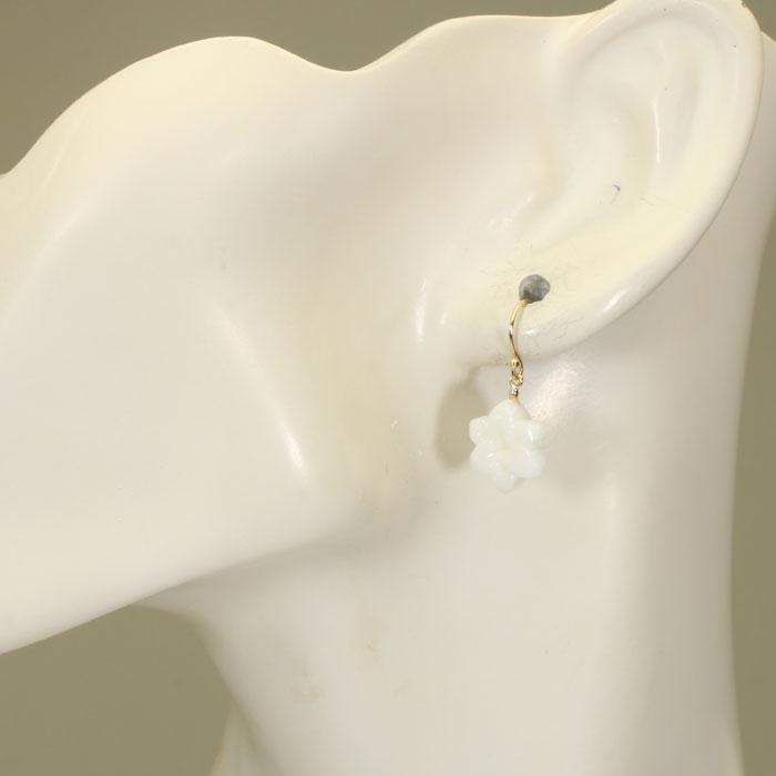 宝石珊瑚のSANSUI ピアス フック 白 珊瑚 百合 花 K18 イエロー