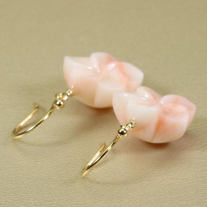 宝石珊瑚のSANSUI 深海 珊瑚 ピンク ピアス フック プルメリア 花 K18 