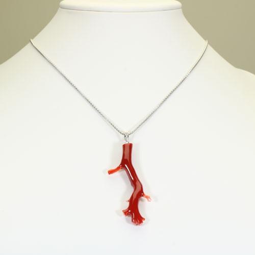 宝石珊瑚のSANSUI 血赤珊瑚 枝サンゴ ペンダント トップ K18 ホワイト