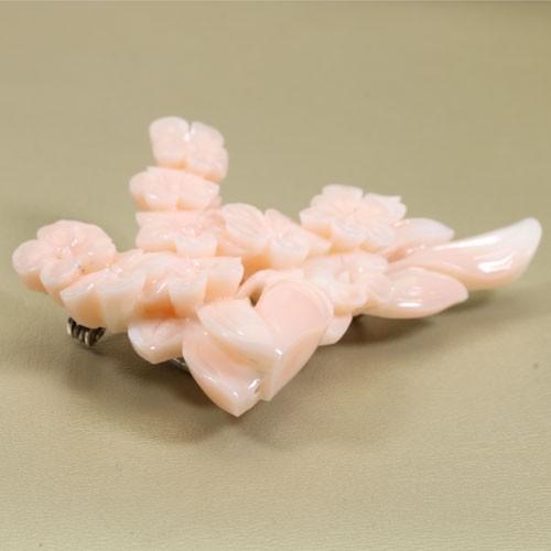 ピンクサンゴ ミッド珊瑚 ブローチ 帯留め 花 彫刻 無染色 SANSUIの画像